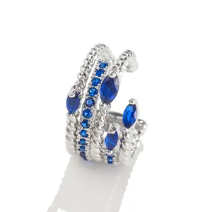 Detaillierte Nahaufnahme der mehrreihigen gedrehten Ohrklemme mit blauen Zirkoniasteinen.