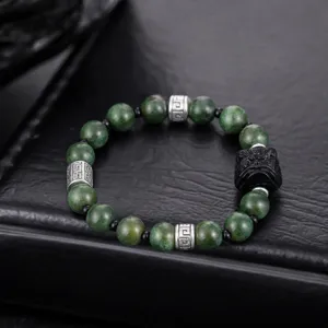 Bracelet de perles vertes avec charm lion et intercalaires argentés pour un style quotidien.