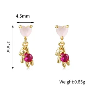 Süße rosa Bär Zirkonia Anhänger Ohrstecker Detailansicht mit Herzstein und rotem Kristall.