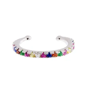 Gros plan détail de la manchette d'oreille argentée ornée de zircons multicolores brillants.