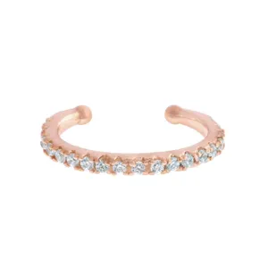 Vue détaillée d'un élégant earcuff en or rose pavé de zircons, clip d'oreille sans perçage.