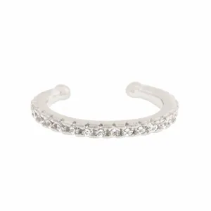 Gros plan détaillé du manchon d'oreille en zircon argenté minimaliste sans perçage.