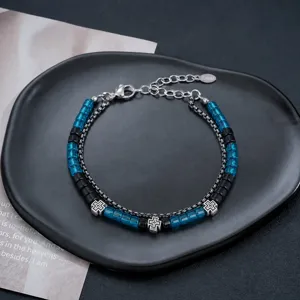 Bracelet double couche croix avec cristaux bleu océan et perles noires en acier inoxydable.