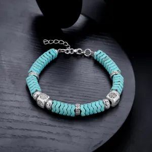 Détail bracelet perles argent turquoise, bijoux style hip hop vintage pour homme et femme.