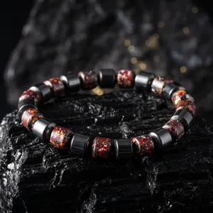 Bracelet de perles élégant avec pierre noire et perles cylindriques colorées détail.