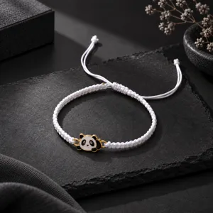 Vue détaillée du bracelet tressé à la main en alliage de panda noir et blanc.