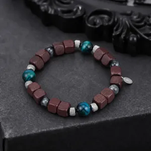 Gros plan détaillé du bracelet en perles de bois avec des intercalaires en métal et pierres.