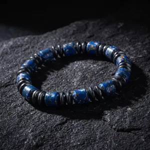 Gros plan sur un bracelet de perles élégant avec hématite noire et perles bleues.