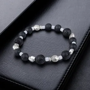 Bracelet de perles en pierre de lave avec charms de poissons en argent, bijoux noirs élégants.
