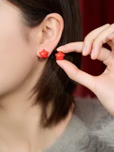 Red star enamel stud earrings, chic and minimalist minimalist geometric daily jewelry detail.