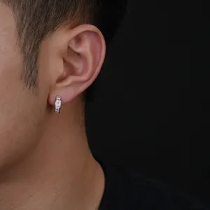 Vista detallada de un pendiente de aro de circonita para hombre, diseño moderno.