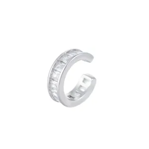 Ear cuff plateado con brillantes circonitas blancas de corte baguette para un estilo moderno.