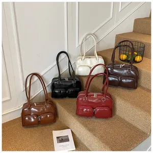 Borsa a tracolla bowling lucida vintage da donna, grande borsa retrò con due tasche frontali.