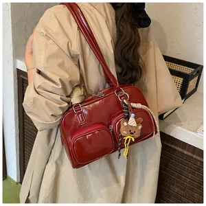 Borsa a tracolla stile bowling rossa lucida vintage da donna, grande borsa trendy.