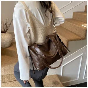 Sac bandoulière Boston marron rétro en cuir souple, grande capacité pour le quotidien.