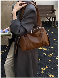 Détail du sac porté épaule Boston marron, sac bandoulière vintage de travail, grand cabas décontracté.