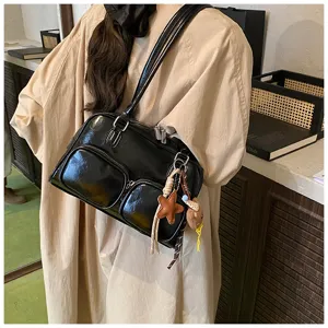 Borsa a spalla nera lucida vintage da donna, grande borsa a secchiello bowling.