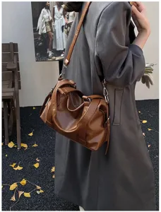 Sac bandoulière Boston en cuir PU marron vintage, sac fourre-tout tendance pour femme active.