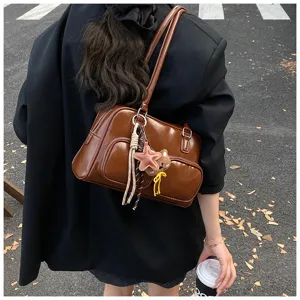 Borsa a tracolla retrò da donna, grande borsa bowling marrone in stile vintage chic.