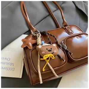 Borsa a tracolla marrone vintage di grande capacità, borsa bowling retrò con ciondolo orsetto