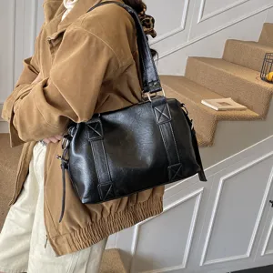 Sac bandoulière boston en cuir noir classique pour femme, grand sac cabas élégant.