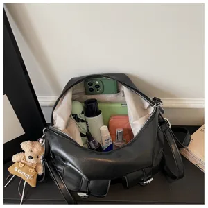 Vintage large capacity women shoulder bag interior detail showing spacious commuter tote design.