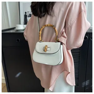 Élégante sacoche de selle vintage en bambou pour femmes, sac bandoulière en cuir blanc.