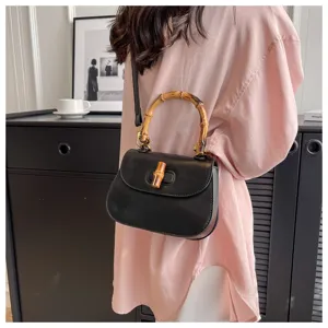 Sac à bandoulière noir rétro élégant avec poignée en bambou et bandoulière chic pour femme.