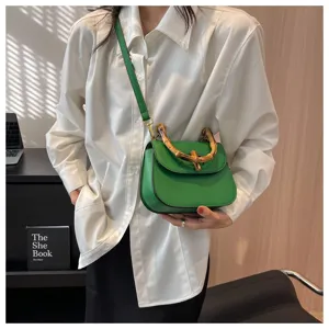 Sac à main vert élégant et rétro pour femmes, bandoulière chic avec poignée en bambou.