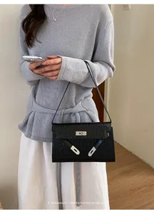 Retro crocodile pattern leather shoulder bag, chic elegant handbag for daily commute.