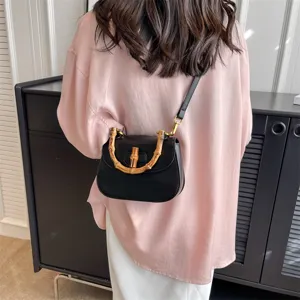 Élégant sac de selle vintage noir avec poignée en bambou, sac bandoulière polyvalent pour femme.