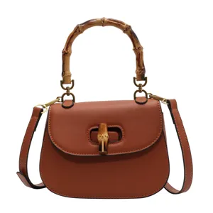 Sac à main sellier marron en cuir avec poignée bambou et bandoulière pour femme chic.