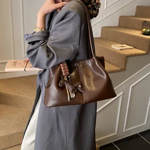 Brown leather tote bag for women, large capacity shoulder handbag with cute charm for daily commute.