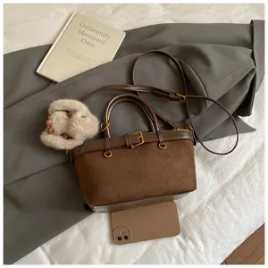 Borsa a secchiello vintage in camoscio stile coreano con ciondolo coniglietto peluche.