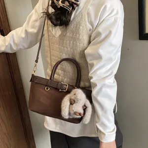 Borsa a tracolla retro in camoscio da donna, borsa casual autunno inverno con ciondolo.