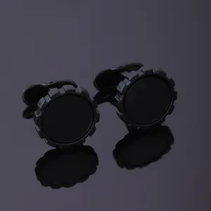 Gemelos de hombre de metal negro con diseño de engranaje, estilo retro minimalista.