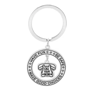Vue détaillée du porte-clés en métal argenté avec pendentif téléphone et gravure.