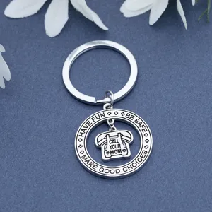 Gros plan détaillé d'un porte-clés de fête des mères en métal argenté avec pendentif.