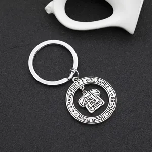 Détail de porte-clés en métal avec pendentif gravé de citations pour la fête des mères.