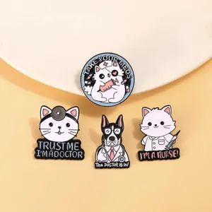 Leuke cartoon kat en hond dokter geëmailleerd speldjes set, grappige medische badge accessoires.
