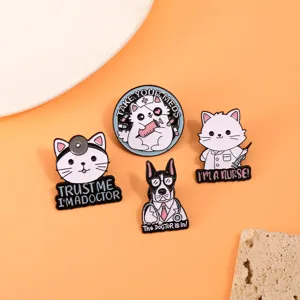Leuke cartoon kat en hond dokter geemailleerde broches set, grappige medische verpleegster badge.