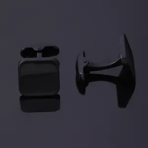 Primer plano detallado de gemelos de hombre cuadrados negros clásicos, diseño elegante minimalista.