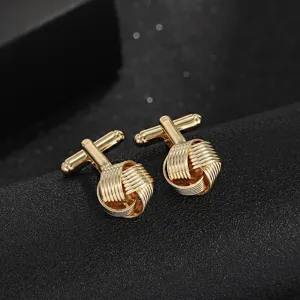 Gros plan de boutons de manchette dorés tressés, design métallique creux pour chemise homme