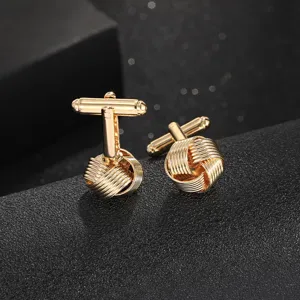 Boutons de manchette nœud en métal doré pour homme, vue détaillée élégante d'accessoire.