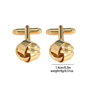 Vue détaillée des boutons de manchette noués en métal doré, montrant texture et dimensions.