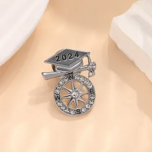 Detailansicht der 2024 Doktorhut Kompass Strass Brosche, elegantes Metall Zubehoer.