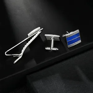 Ensemble élégant de boutons de manchette et pince à cravate argentés pour homme motif bleu.