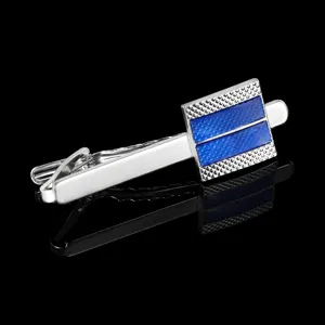 Gros plan detaille d'un pince cravate pour homme argente avec rayures emaille bleu.