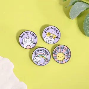 Niedliches Cartoon Emaille Pins Set mit Katze Hund und Sonne, perfekt für Kleidung und Rucksäcke.