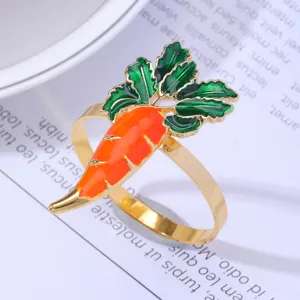 Portatovaglioli a forma di carota dorata con foglie di smalto verde per decorare la tavola